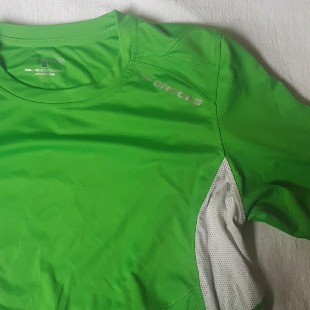 Medium, Kelly Green n white, Brooks Running T